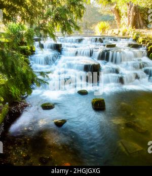 Paysage intime de la rivière Wandle eau tombant dans Grove Park (Sutton), Angleterre Banque D'Images