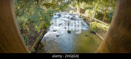 Paysage intime de la rivière Wandle eau tombant dans Grove Park (Sutton), Angleterre Banque D'Images