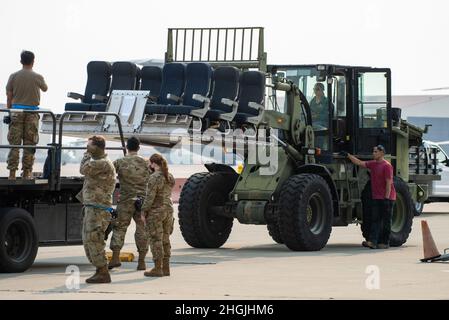 Le personnel du 60e Escadron du port aérien et du 82e Escadron du port aérien charge les sièges de rallonge KC-10 sur un chargeur K-Loader en préparation pour le chargement sur une Super Galaxy C-5M, le 20 août 2021, à la base aérienne de Travis, en Californie. L'équipement de la rallonge KC-10 a été préparé pour le transport à l'appui de l'effort d'évacuation en Afghanistan. La U.S. Air Force, en appui au ministère de la Défense, a déplacé ses forces dans le théâtre pour faciliter le départ et le déplacement en toute sécurité des citoyens américains, des bénéficiaires de visas d'immigration spéciaux et des populations afghanes vulnérables de l'Afghanistan. Banque D'Images