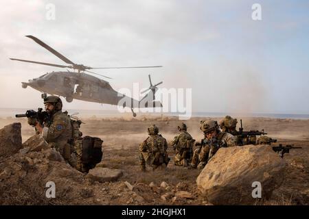 210819-N-LR905-1156 SAN CLEMENTE, Californie (août 19, 2021) – les membres de l'équipe d'intervention de la sécurité maritime de la Garde côtière se préparent à monter à bord d'un hélicoptère MH-60S Sea Hawk, affecté à l'Escadron de combat en mer (HSC) 23, sur un champ d'entraînement à San Clemente, en Californie, le 19 août. HSC 23 est embarqué à bord de Miguel Keith, qui effectue des opérations de routine dans la 3e flotte des États-Unis. Banque D'Images