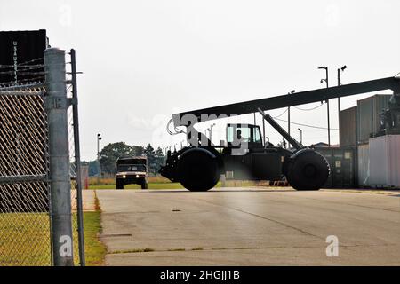 Un exploitant de la Section des mouvements de l’unité du Centre de préparation logistique de fort McCoy (CRL) exploite une Chargeuse à conteneurs pour terrains accidentés (RTCH) de l’Armée de terre d’une capacité de 50,000 livres le 20 août 2021, dans l’édifice de la division situé dans la zone de cantonnement de fort McCoy, Wisp. Le mouvement CARGO a appuyé l'exercice 78-21-04 de la 78e Division d'entraînement sur le soutien au combat. Un conteneur de manutention pour terrain accidenté est un modèle militarisé de conception commerciale. Il succède à la Caterpillar RTCH, qui est entrée en service auprès de l'armée américaine en 1981. Cette machine fonctionne sur des terrains accidentés Banque D'Images