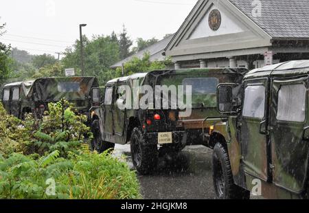 Humvees affecté aligné devant la troupe L de la police de l'État de New York à Brentwood, NY, le 22 août 2021. Les aviateurs de la garde nationale de l'air de New York affectés à la 106e Escadre de sauvetage ont déployé les véhicules et une équipe d'intervention sur place dans le cadre de la réaction de l'État de New York à la chute prévue de la tempête tropicale Henri. La Garde nationale de New York a activé 500 soldats et aviateurs à long Island, à New York, dans la vallée de l'Hudson et dans la région d'Albany pour répondre à toute demande d'aide du gouvernement. Banque D'Images