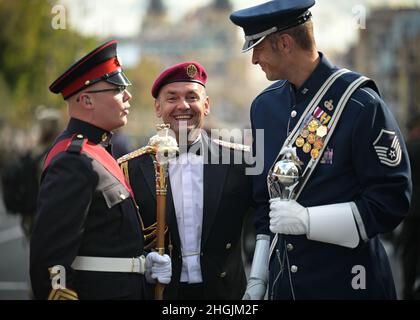 Le lieutenant-colonel Maksym Husak, commandant adjoint et chef d'orchestre de l'Orchestre présidentiel national de l'Ukraine, sourit pour une photo lors de la répétition à Kiev, en Ukraine, le 22 août 2021. La Journée de l'indépendance est le principal jour férié en Ukraine moderne, célébré le 24 août en commémoration de la Déclaration d'indépendance en 1991. Banque D'Images