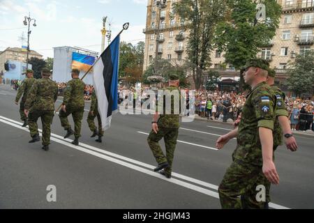 Les membres des Forces de défense estoniennes défilent en formation lors des répétitions du défilé du jour de l’indépendance de l’Ukraine à Kiev, en Ukraine, le 22 août 2021. Cette année marque le 30e anniversaire de l’indépendance de l’Ukraine et est célébrée par des millions de personnes dans la capitale nationale. Le Commandement européen des États-Unis demeure ferme dans son engagement inébranlable envers la souveraineté, l’intégrité territoriale et l’indépendance de l’Ukraine – ainsi que dans une région de la mer Noire stable et prospère. Banque D'Images