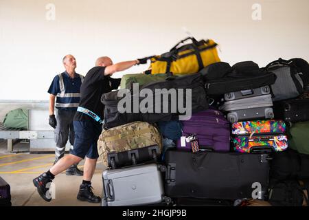 Les employés du terminal de passagers de Royal Air Force Mildenhall chargent des bagages sur des palettes à RAF Mildenhall, en Angleterre, pour que le 48e avion du Groupe médical se déploie à la base aérienne de Ramstein, en Allemagne, afin de participer à l'opération refuge des alliés, le 23 août 2021. L'opération Allies refuge est un effort total de force comprenant le personnel américain, les communautés locales et les gouvernements de la nation hôte qui aident et permettent l'une des plus importantes opérations de transport aérien à ce jour. Banque D'Images