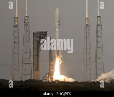 Cape Canaveral, États-Unis.21st janvier 2022.United Launch Alliance lance sa fusée Atlas V pour stimuler les satellites de l'USSF pour la Force spatiale à partir du complexe 41 à la station de la Force spatiale de Cape Canaveral, en Floride, le vendredi 21 janvier 2022.Les satellites font partie du Programme de sensibilisation à la situation spatiale géosynchrone de la Force spatiale, qui peut surveiller les activités en orbite géosynchrone.Crédit : UPI/Alay Live News Banque D'Images