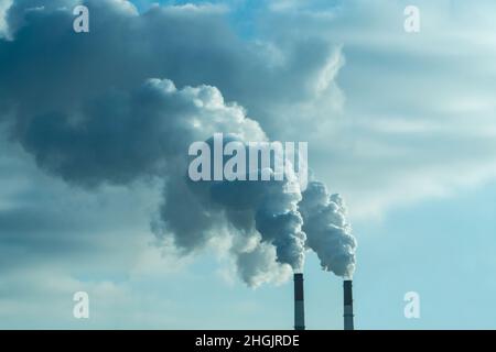 De la vapeur s'échappe des tuyaux de la centrale thermoélectrique en hiver.L'industrie de l'énergie thermique et le concept de pollution environnementale et . Banque D'Images