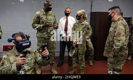 Instructeur en avionique du 365e Escadron d'entraînement Tech. Sgt. Malik Woodford, au centre gauche, explique au 2e commandant de la Force aérienne, le général de division Michele C. Edmondson comment la réalité virtuelle est utilisée dans la formation en avionique du F-15 en tant que 2e Sgt du Chef de commandement de la Force aérienne. Adam Vizi teste la technologie à la base aérienne de Sheppard, Texas, le 24 août 2021. Les technologies telles que la réalité virtuelle, les réalités augmentée et mixte ont joué un rôle important dans l'amélioration de la formation technique ici pour produire les aviateurs d'aujourd'hui pour la Force aérienne de demain. Banque D'Images