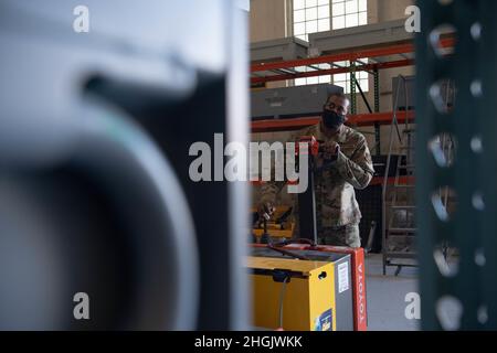 Tech.Sgt.Lorenzo Latney, gardien de l'équipement KC-135 du 22nd Escadron de maintenance d'aéronefs, utilise un transpalette pour entreposer une trousse à outils le 24 août 2021, à la base aérienne McConnell, Kansas.En plus d'un stockage accru, le kit d'outils consolidé dispose désormais d'un système rationalisé de localisation des outils pour accroître l'efficacité et réduire le temps passé à récupérer les outils. Banque D'Images