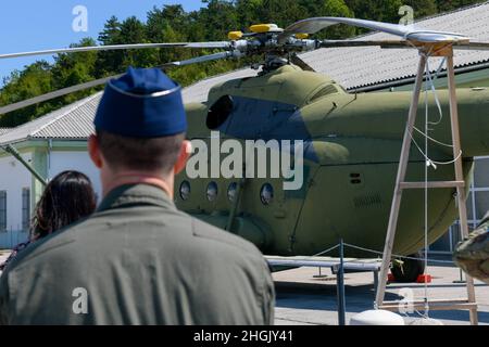 Le lieutenant-colonel Branden Felker de la Force aérienne des États-Unis, directeur des opérations du 31e Escadron de soutien opérationnel, regarde un hélicoptère au parc Pivka d'histoire militaire à Pivka, en Slovénie, le 25 août 2021. Le musée est exploité par la ville de Pivka et les forces armées slovènes et les expositions illustrent l'histoire de la Seconde Guerre mondiale à la Guerre froide, période de l'ancienne République fédérative socialiste de Yougoslavie. Banque D'Images