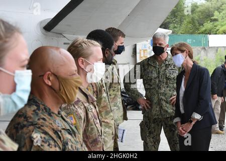 ADM. Craig Faller, commandant du Commandement Sud des États-Unis, et Administrateur Samantha Power de l'Agence des États-Unis pour le développement international, s'entretenir avec des soldats de la Force opérationnelle interarmées en Haïti à Port-au-Prince, en Haïti, le 26 août 2021. La Force opérationnelle conjointe Haïti s'est déployée rapidement pour soutenir l'USAID et permettre aux capacités de transport aérien de fournir de l'aide humanitaire à des endroits éloignés dans la péninsule sud d'Haïti. Banque D'Images