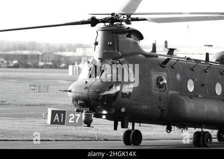 ROYAL AIR FORCE CHINOOK AU-DESSUS DE L'AÉROPORT DE GLOUCESTERSHIRE Banque D'Images