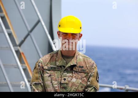 De Little Rock, AK, SPC. Trent Gentry est un mécanicien de véhicules à roues de 91 B affecté au 2e Bataillon, 506e Régiment d'infanterie, 3e Brigade combat Team, 101e Division aéroportée (assaut aérien), et est à bord du navire naval des États-Unis Gilliland dans son premier exercice de préparation au déploiement d'urgence en mer, Et il effectuera sa première rotation au joint Readiness Training Centre de fort Polk, en Louisiane, après le SEDRE. « Je suis reconnaissant d’avoir rejoint l’Armée de terre parce qu’elle m’a donné la forme d’être un homme qui surmonte les obstacles et devient plus fort en conséquence », a déclaré Gentry. « faire partie d'un S Banque D'Images