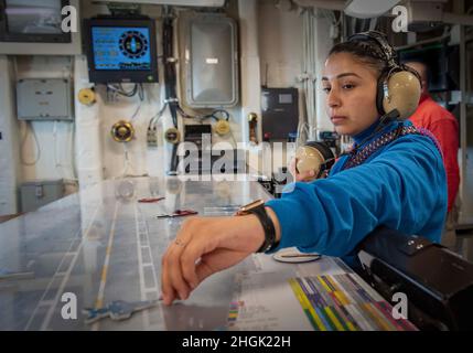 210906-N-FS190-1014 OCÉAN ATLANTIQUE (6 septembre 2021) Aviation Boatswain’s Mate (Handling) 3rd classe Rubi Martinez, affecté au ministère de l’Air sur l’USS George H. W. Bush (CVN 77), déplace des figures sur le panneau ouija pendant la certification de la plate-forme de vol.GHWB opère dans l'océan Atlantique à l'appui d'opérations navales visant à maintenir la stabilité et la sécurité maritimes afin d'assurer l'accès, de décourager l'agression et de défendre les intérêts des États-Unis, des alliés et des partenaires.Photo éditée pour la sécurité opérationnelle. Banque D'Images