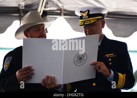 À gauche, Sean Flynn, gardien de gibier du département de la faune du Nevada et contre-amiral Brian Penoyer, onzième commandant du district de la Garde côtière, assistent vendredi à une médaille d'argent pour Flynn qui a sauvé une jeune fille de trois ans de la noyade au lac Mead à Boulder City, Nevada, en mai 2020. Banque D'Images