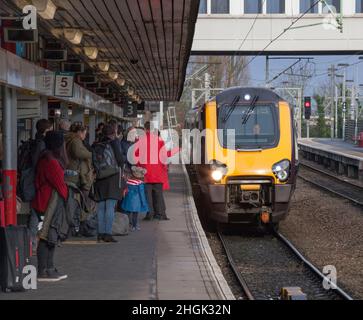 CrossCountry trains le train Bombardier diesel Voyager arrivant à une plate-forme surpeuplée à la gare de Wolverhampton, sur la ligne principale de la côte ouest Banque D'Images