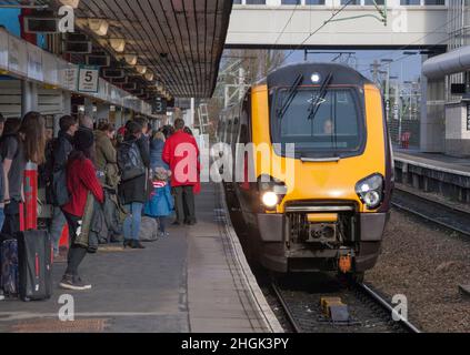 CrossCountry trains le train Bombardier diesel Voyager arrivant à une plate-forme surpeuplée à la gare de Wolverhampton, sur la ligne principale de la côte ouest Banque D'Images