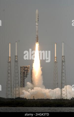 Cape Canaveral, États-Unis.21st janvier 2022.United Launch Alliance lance sa fusée Atlas V pour stimuler les satellites de l'USSF pour la Force spatiale à partir du complexe 41 à la station de la Force spatiale de Cape Canaveral, en Floride, le vendredi 21 janvier 2022.Les satellites font partie du Programme de sensibilisation à la situation spatiale géosynchrone de la Force spatiale, qui peut surveiller les activités en orbite géosynchrone.Photo de Joe Marino/UPI crédit: UPI/Alay Live News crédit: UPI/Alay Live News Banque D'Images