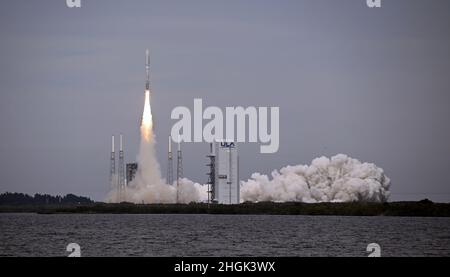 Cape Canaveral, États-Unis.21st janvier 2022.United Launch Alliance lance sa fusée Atlas V pour stimuler les satellites de l'USSF pour la Force spatiale à partir du complexe 41 à la station de la Force spatiale de Cape Canaveral, en Floride, le vendredi 21 janvier 2022.Les satellites font partie du Programme de sensibilisation à la situation spatiale géosynchrone de la Force spatiale, qui peut surveiller les activités en orbite géosynchrone.Photo de Joe Marino/UPI crédit: UPI/Alay Live News crédit: UPI/Alay Live News Banque D'Images