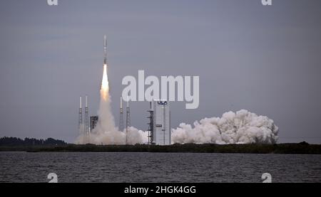 Cape Canaveral, États-Unis.21st janvier 2022.United Launch Alliance lance sa fusée Atlas V pour stimuler les satellites de l'USSF pour la Force spatiale à partir du complexe 41 à la station de la Force spatiale de Cape Canaveral, en Floride, le vendredi 21 janvier 2022.Les satellites font partie du Programme de sensibilisation à la situation spatiale géosynchrone de la Force spatiale, qui peut surveiller les activités en orbite géosynchrone.Photo de Joe Marino/UPI crédit: UPI/Alay Live News crédit: UPI/Alay Live News Banque D'Images