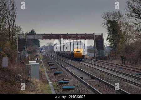 Arriva CrossCountry Intercity 125 train à grande vitesse avec la voiture 43321 menant en passant une église Ashnest pour Tewkesbury, Gloucestershire Banque D'Images