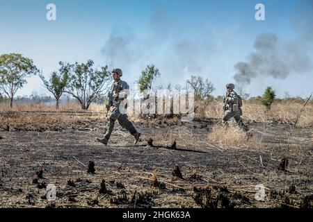 Marines des États-Unis avec la Compagnie B., 1er Bataillon, 7e Régiment de Marine (renforcé), Marine Rotational Force – Darwin Rush un objectif pour un exercice d'assaut d'infanterie mécanisé Koolendong dans la zone d'entraînement de Bradshaw Field, territoire du Nord, Australie, 28 août 2021. L'assaut d'infanterie mécanisé a permis à Marines de travailler aux côtés des transporteurs de personnel blindé M113AS4 australiens et des chars de bataille principaux M1A1 Abrams de saisir un point objectif. L’exercice Koolendong valide la capacité du MRF-D et de la Force de défense australienne à mener des opérations de commandement et de contrôle expéditionnaires, démontrant ainsi l’engagement commun envers b Banque D'Images