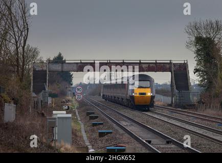 Arriva CrossCountry Intercity 125 train à grande vitesse avec la voiture 43321 menant en passant une église Ashnest pour Tewkesbury, Gloucestershire Banque D'Images