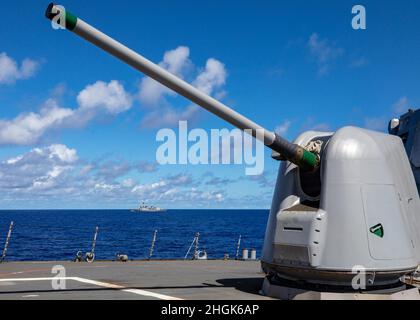 MER DES PHILIPPINES (août 28, 2021) des navires de la Force d'autodéfense maritime du Japon et de la Marine indienne naviguent en formation avec la Marine royale australienne HMAS Warramunga et le destroyer de missiles guidés de classe Arleigh Burke USS Barry (DDG 52) pendant le MALABAR 2021. Barry est actuellement déployé à l’appui du commandant de la Force opérationnelle (CTF) 71/Escadrier Squadron (DESRON) 15, le plus grand DESRON déployé à l’avant de la Marine et la principale force de surface de la 7e flotte américaine. Banque D'Images