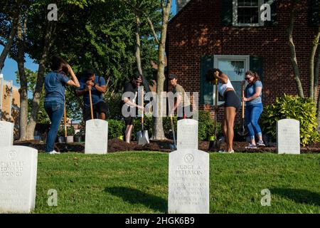 Les marins, affectés au porte-avions USS John C. Stennis (CVN 74), plantent de nouvelles fleurs lors d'un événement bénévole du CRMD au complexe du cimetière national de Hampton, à Hampton, en Virginie, le 28 août 2021. John C. Sennis est à Newport News Shipyard travaillant aux côtés de NNS, de NAVSEA et d'entrepreneurs qui effectuent le ravitaillement en carburant et la révision complexe dans le cadre de la mission de livrer le navire de guerre dans le combat, dans les délais et dans le budget, pour reprendre son devoir de défendre les États-Unis. Banque D'Images