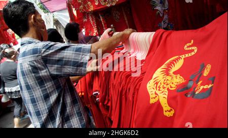 Jakarta, Indonésie.21st janvier 2022.Beaucoup de vendeurs de différentes décorations accueillent le nouvel an lunaire chinois 2022 dans la région de Glodok, dans l'ouest de Jakarta, en Indonésie.(Image de crédit : © Denny Pohan/ZUMA Press Wire) Banque D'Images