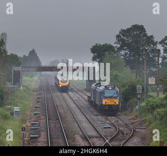 CrossCountry trains classe 221 passant 2 Services ferroviaires directs classe 68 locomotives avec un train de marchandises dans la boucle de passage @ Ashchurch pour Tewkesbury Banque D'Images