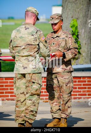 Sgt.Gregory McNutt (de gauche) et SPC.Ramon Rivera, de la Compagnie A, 1st Bataillon, 148th Infantry Regiment, 37th Infantry Brigade combat Team, commence à plier le drapeau américain lors d'une cérémonie de retraite le 28 août 2021, au Camp Perry joint Training Centre, près de Port Clinton, Ohio.La cérémonie s'est déroulée dans le cadre de la réunion combinée des associations d'anciens combattants de 148th infanterie et de 37th divisions, qui n'avaient pas organisé l'événement depuis 2019 en raison de la pandémie COVID-19. Banque D'Images