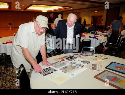 Le colonel à la retraite Tom Kemp (à gauche) et le général de division à la retraite James Williams regardent une photo de groupe de 1978 de la Brigade d'infanterie de 73rd lors de la réunion combinée des associations d'anciens combattants de l'infanterie de 148th et de la Division 37th le 28 août 2021, Camp Perry joint Training Centre, près de Port Clinton, Ohio.C'était la première réunion depuis 2019 pour les groupes d'anciens combattants en raison de la pandémie COVID-19. Banque D'Images