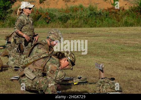 Sgt. Alexandra Griffeth, membre de la Garde nationale de Virginie, Sgt. Robert Baker, Garde nationale du Nevada, Sgt. Jacinta Guerreiro, Garde nationale du New Hampshire, prépare et regarde la gamme pour le tir de pistolet du jour lors du 50e Winston P. Wilson et du 30e Championnat de compétence des forces armées aux armes au Centre d'entraînement de manœuvre conjointe Robinson le 29 août 2021. Banque D'Images