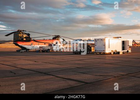 N947CH CH-47D l'hélicoptère Chinook est prêt à vous aider à combattre un feu de forêt à proximité à l'aéroport régional de Sierra Blanca, Nouveau-Mexique Banque D'Images