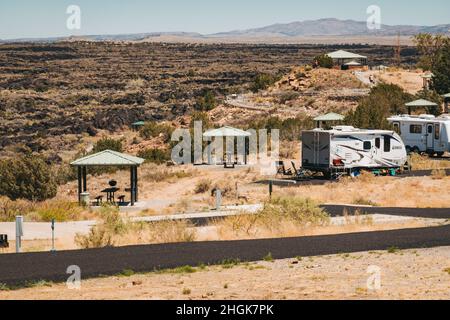 Camping-cars dans l'aire de loisirs Valley of Fires, à côté de Malpais Lava Flow, Nouveau-Mexique Banque D'Images