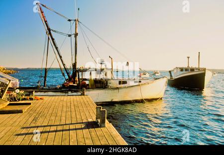 Bateaux de pêche au homard du Maine retournant au port Banque D'Images