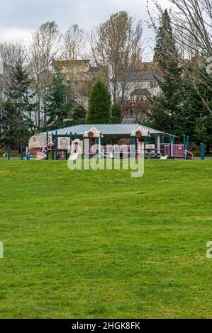 Un belvédère et un terrain de jeu avec un gymnase de jungle et des gens dans un parc à Newcastle, Washington Banque D'Images