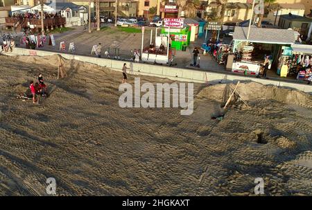 Vue aérienne au-dessus de l'équilibre mâle de la corde et de faire des acrobaties, à côté de la promenade sur Pacific Beach à San Diego, Californie, États-Unis Banque D'Images