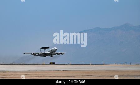 Les pilotes E-3 Sentry affectés à l'escadron de contrôle aérien aéroporté 963rd effectuent un entraînement « touch and Go » à la base aérienne de Hill, Utah, le 31 août 2021.Les 963rd étaient à Hill pour un exercice de combat Agile.À Hill, l'unité a travaillé avec le 729th Escadron de contrôle aérien et le 4th Escadron de génération de chasseurs de la 388th Escadre Fighter. Banque D'Images