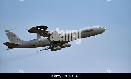Les pilotes E-3 Sentry affectés à l'escadron de contrôle aérien aéroporté 963rd effectuent un entraînement « touch and Go » à la base aérienne de Hill, Utah, le 31 août 2021.Les 963rd étaient à Hill pour un exercice de combat Agile.À Hill, l'unité a travaillé avec le 729th Escadron de contrôle aérien et le 4th Escadron de génération de chasseurs de la 388th Escadre Fighter. Banque D'Images