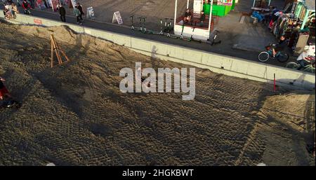 Vue aérienne au-dessus de l'équilibre mâle de la corde et de faire des acrobaties, à côté de la promenade sur Pacific Beach à San Diego, Californie, États-Unis Banque D'Images
