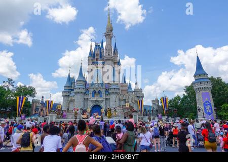 Orlando, FL USA - 11 mai 2019 : personnes marchant vers le château de Cendrillon à Walt Disney World Magic Kingdom à Orlando, Floride. Banque D'Images