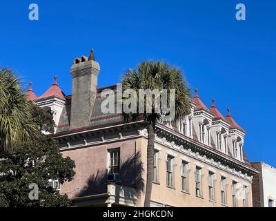 Gros plan de bardeaux d'ardoise, de pignons détaillés sur un toit en mansarde et de moulures de dentil dans la ville historique de Charleston, en Caroline du Sud. Banque D'Images