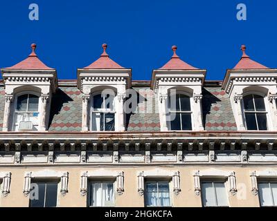 Gros plan de bardeaux d'ardoise, de pignons détaillés sur un toit en mansarde et de moulures de dentil dans la ville historique de Charleston, en Caroline du Sud. Banque D'Images