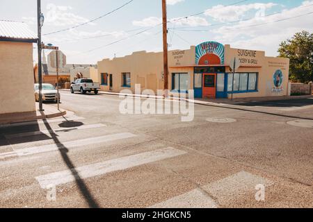 L'avant du Sunshine Grocery & Grill, bâtiment de style adobe, au cours d'un après-midi ensoleillé dans le quartier historique de Mesquite, Las Cruces, Nouveau-Mexique, États-Unis Banque D'Images