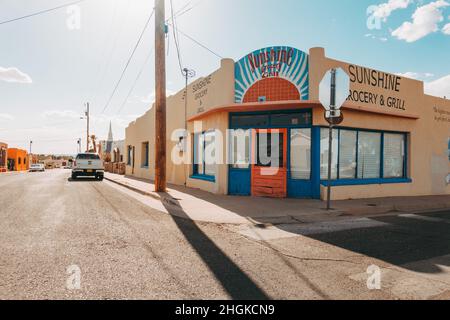 L'avant du Sunshine Grocery & Grill, bâtiment de style adobe, au cours d'un après-midi ensoleillé dans le quartier historique de Mesquite, Las Cruces, Nouveau-Mexique, États-Unis Banque D'Images