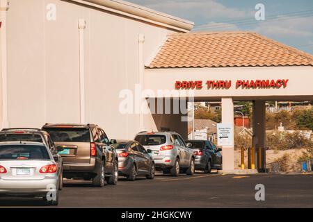 Les véhicules sont mis en file d'attente à un drive de Walgreens par la pharmacie de Las Cruces, au Nouveau-Mexique, aux États-Unis Banque D'Images