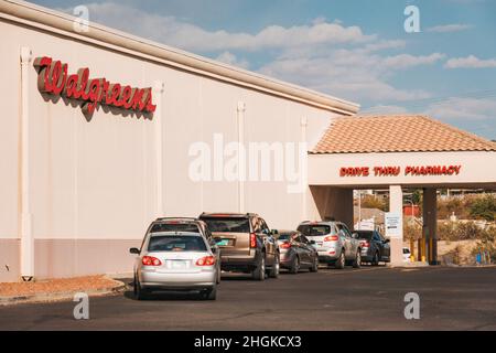 Les véhicules sont mis en file d'attente à un drive de Walgreens par la pharmacie de Las Cruces, au Nouveau-Mexique, aux États-Unis Banque D'Images