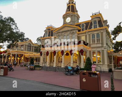 Orlando, FL USA - 27 novembre 2020 : hôtel de ville sur main Street USA à Walt Disney World Magic Kingdom à Orlando, Floride. Banque D'Images